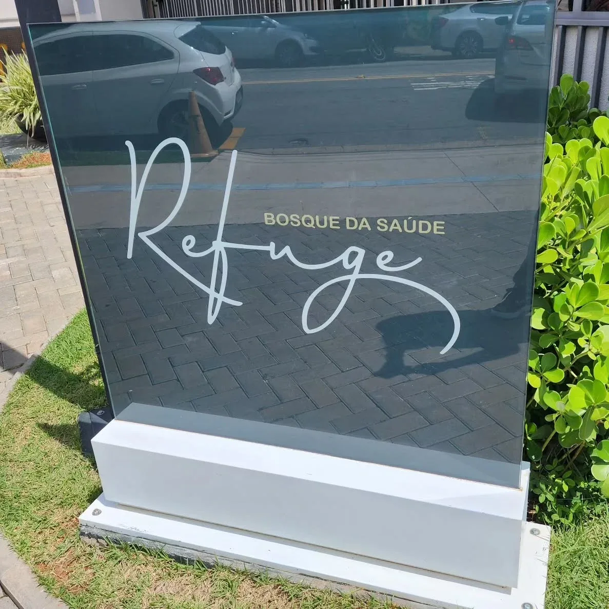 Adesivo jateado em placa de sinalização de vidro