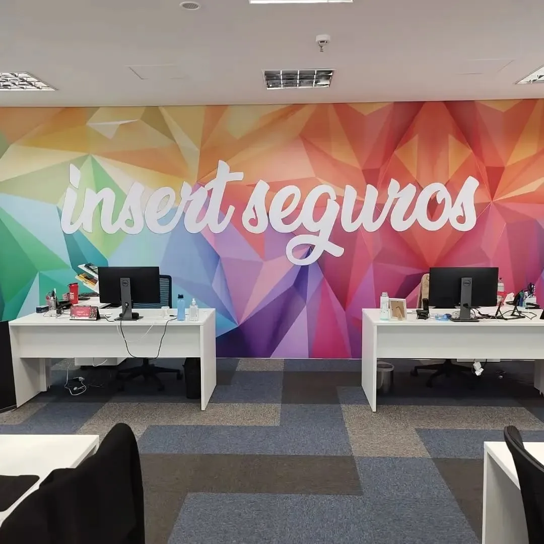 Adesivo jateado em divisória de vidro de escritório