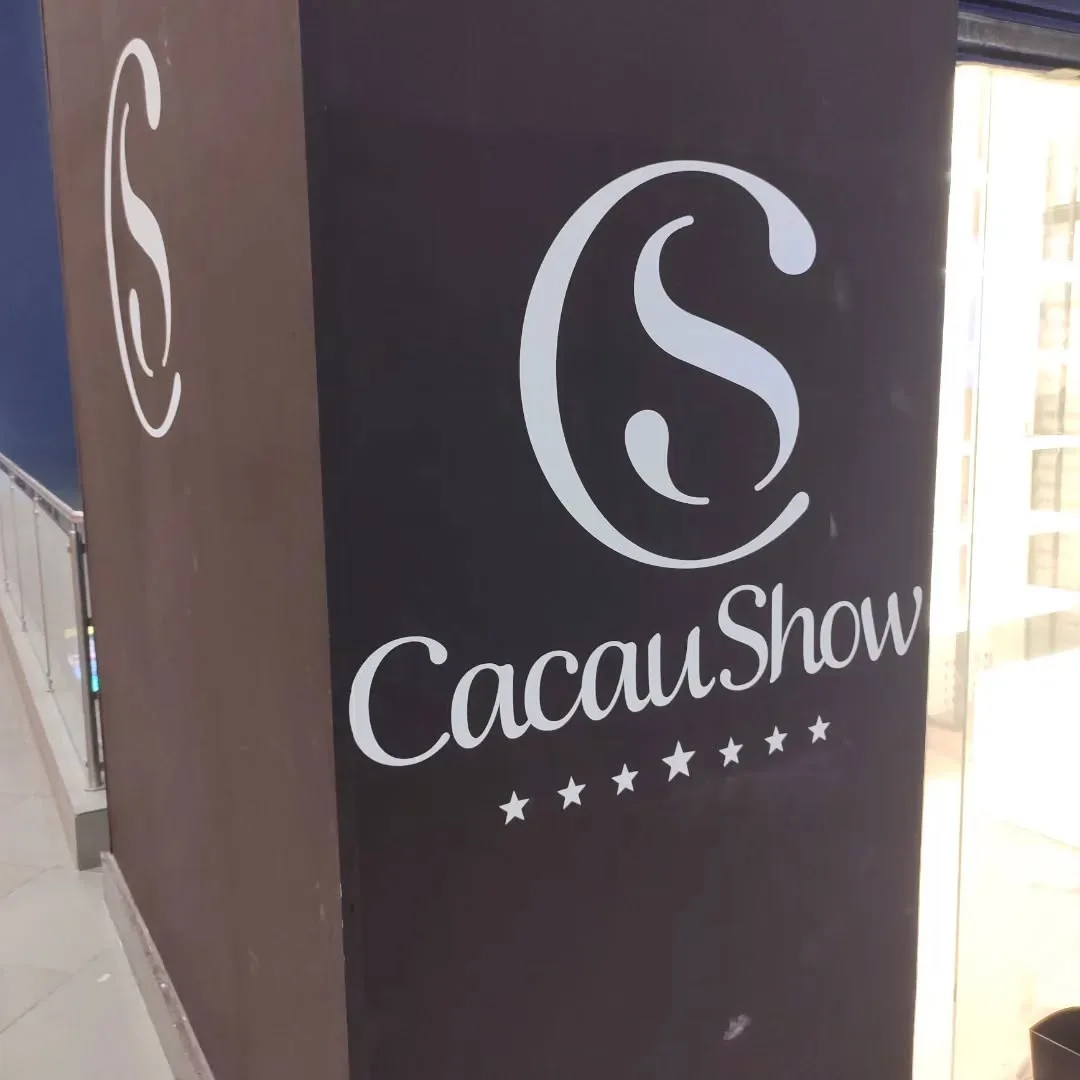 Envelopamento de ambiente comercial, detalhe