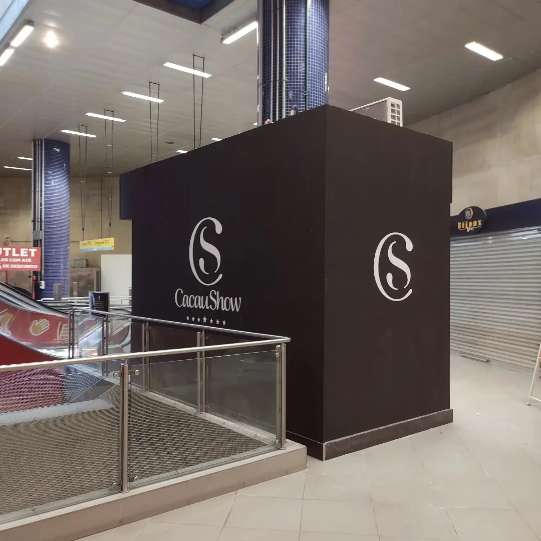 Envelopamento de ambiente comercial, outro ângulo