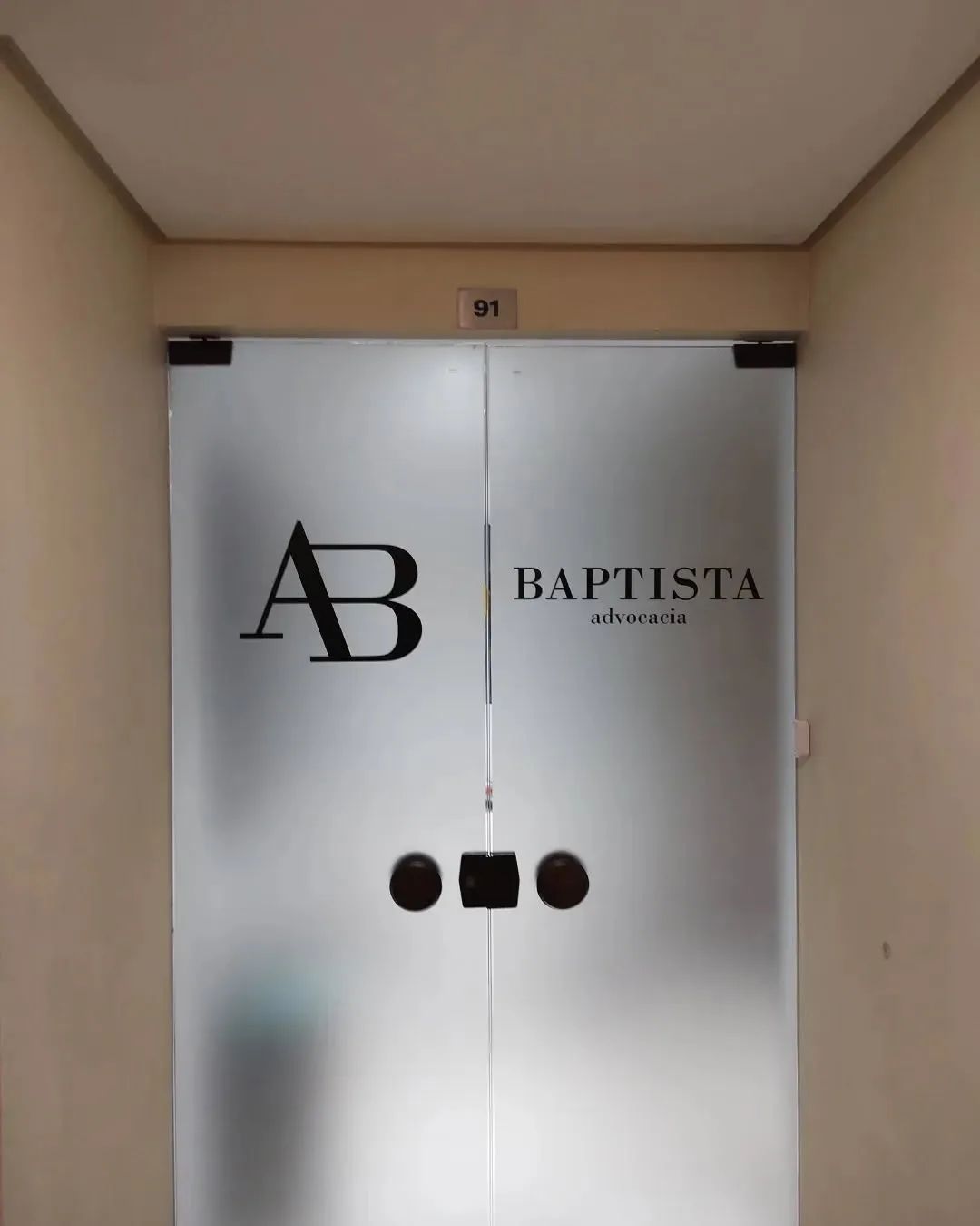 Envelopamento de ambiente comercial, aplicação final