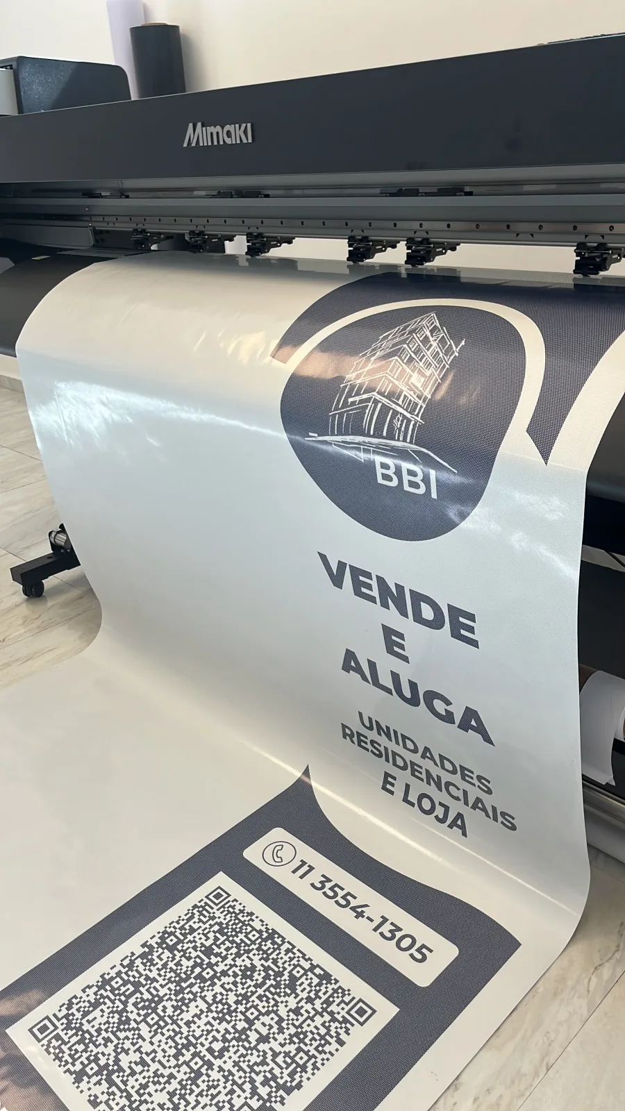 Impressão de adesivo perfurado (one way vision) em grande formato