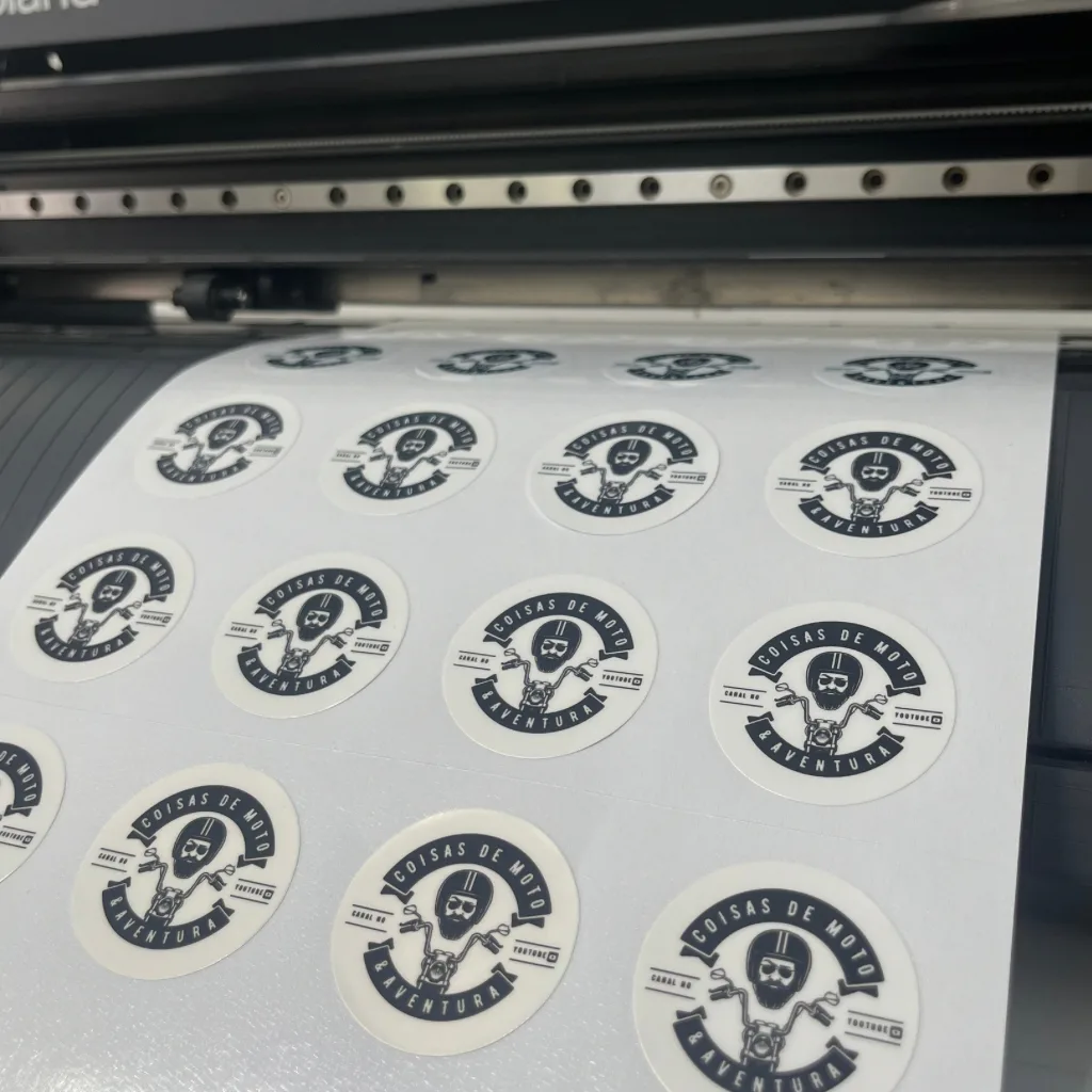 Adesivo de vinil branco com recorte eletrônico, detalhe