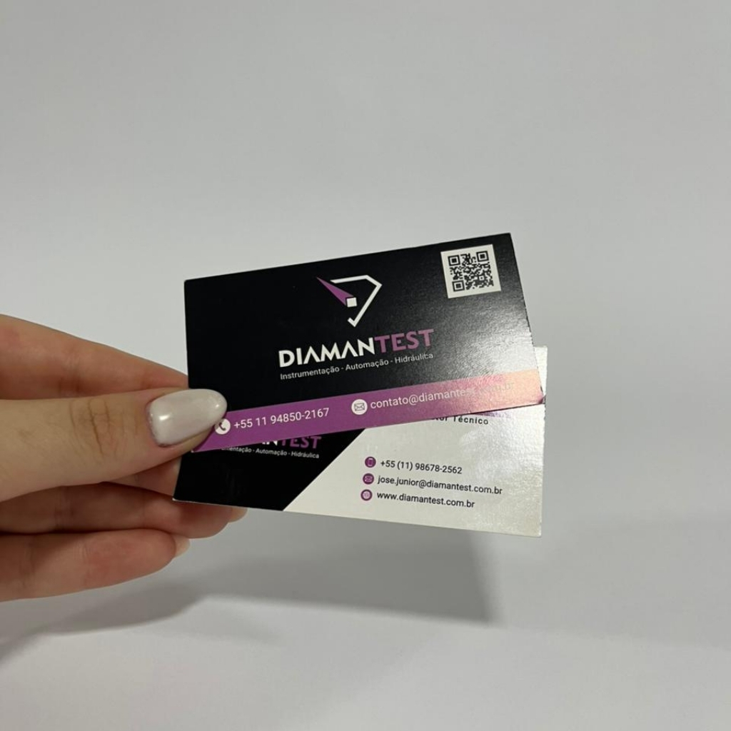 Detalhe do acabamento brilhante do cartão de visita