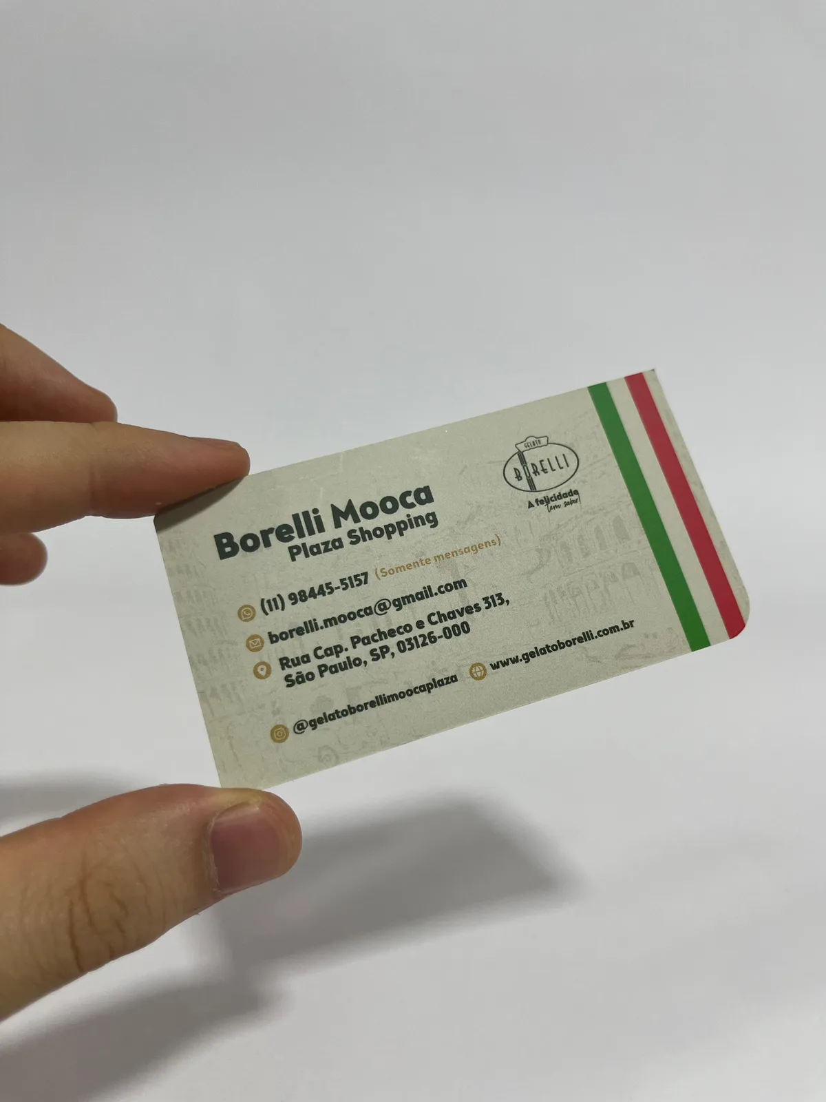 Cartão de visita com verniz localizado, outro ângulo