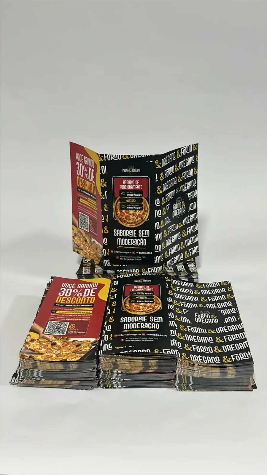 Panfletos promocionais impressos, pilha de exemplares