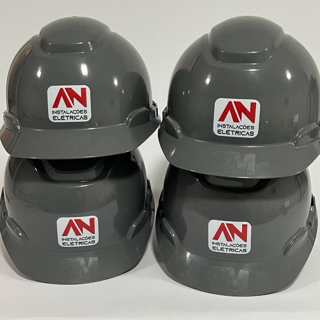 Capacete de obra personalizado com adesivo