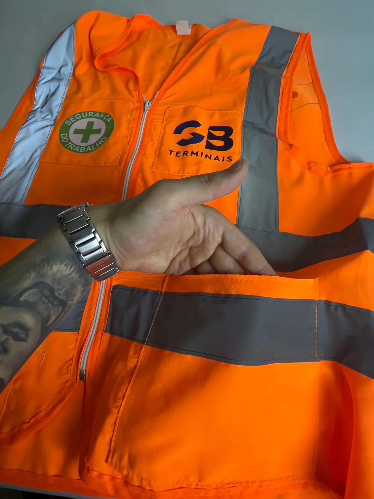 Colete refletivo com bolso, detalhe