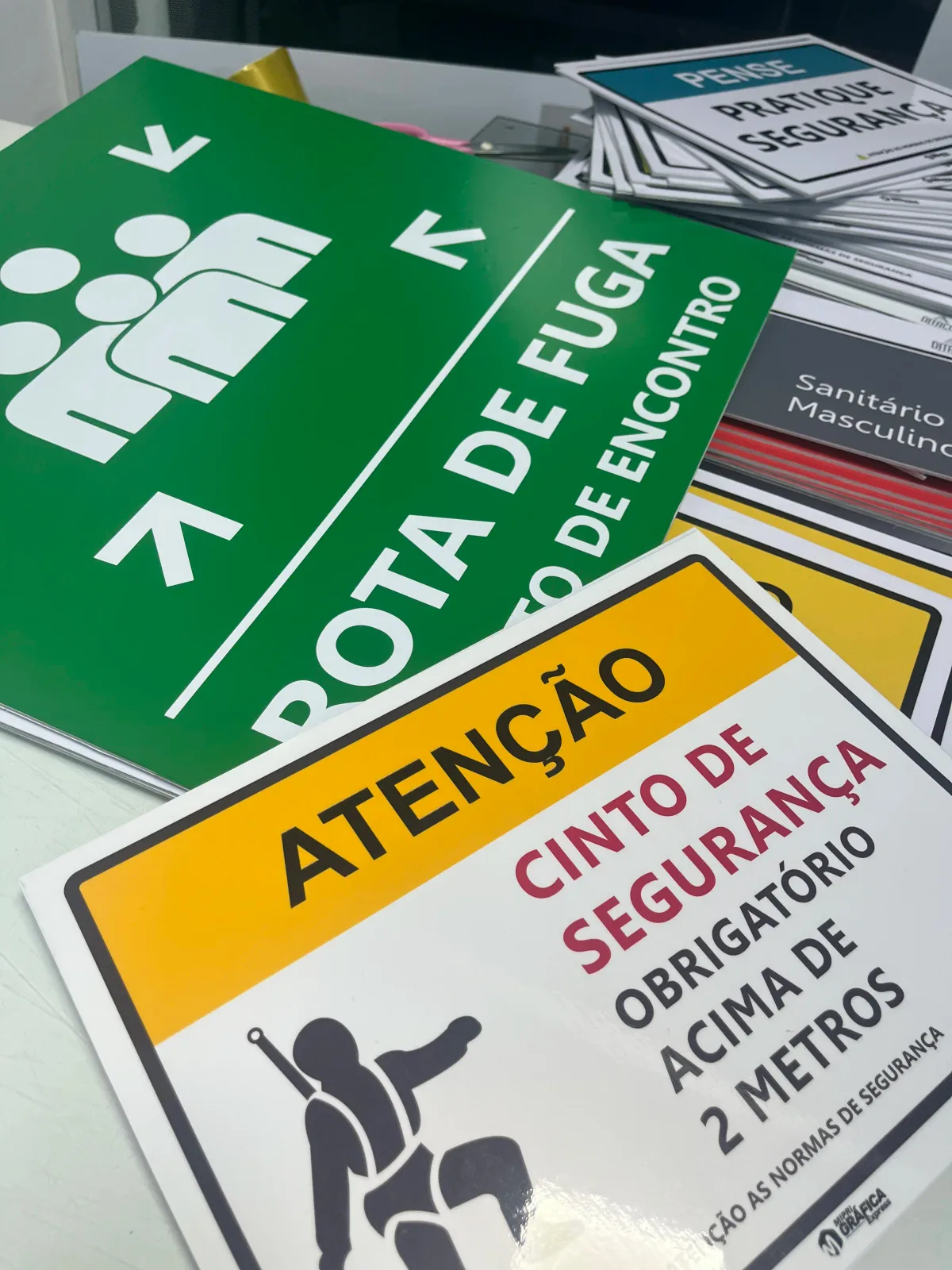 Placa de sinalização de segurança, outro modelo